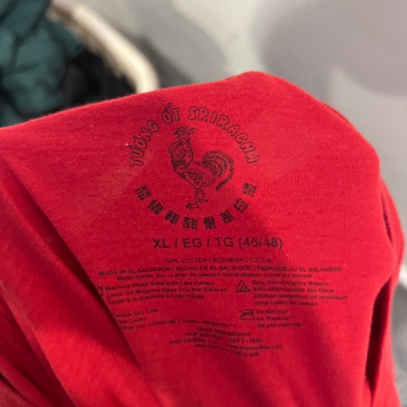 Sriracha Hot Chili Sauce Irwindale Red Men's T-Shirt New - Picture 2 of 2